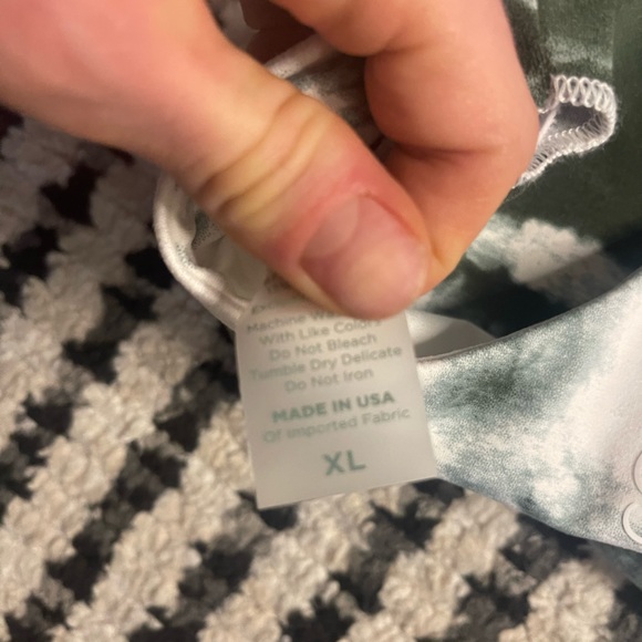 Top notch bra (XL) & peach booty leggings (M) in green/white tie die - Picture 4 of 9
